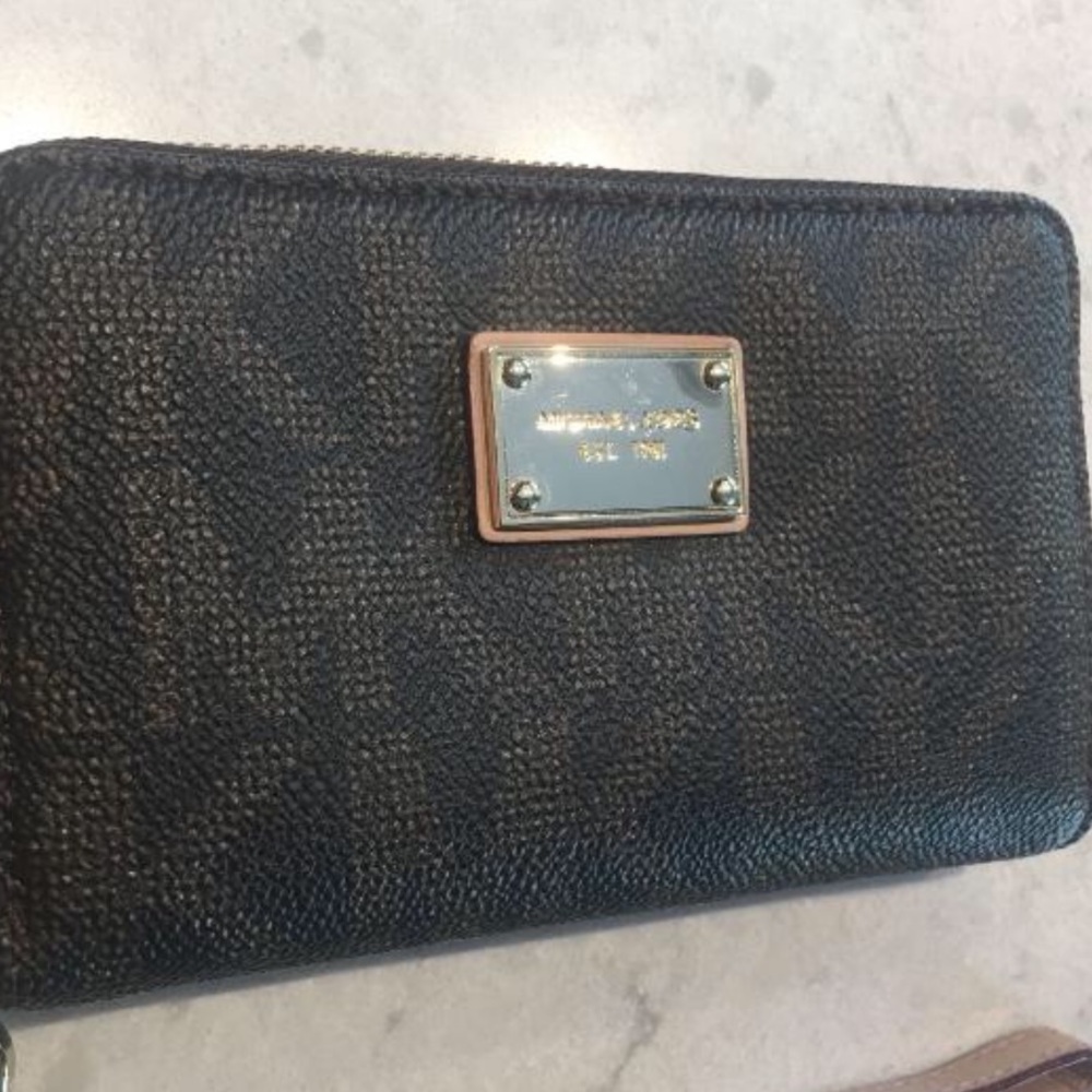 Lowest price Brand new MK gold logo dainty clutch